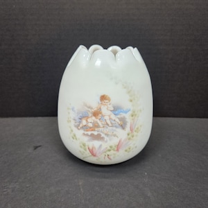Vaso antico vittoriano in vetro soffiato a bocca, satinato, a forma di uovo, dipinto a mano con cherubini e bordo arricciato, 6&quot;