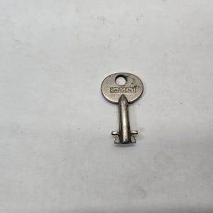 Antieke Sargent 3B34 dubbelbaard hangslot sleutelslotsleutel