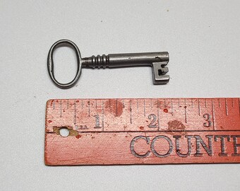 ヴィンテージ ビクトリア朝の芸術的な鍵穴とアンティーク キー ロック