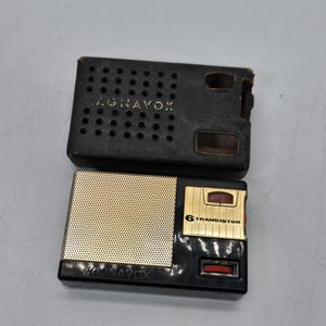 Magnavox AM-22 Transistor Radio with leather case