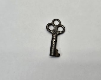 Antique Yale & Towne AT Steamer/Trunk Barrel key