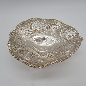 Antigo Gorham 0565 Tigela de porca banhada a prata reticulada com pés em garra e design ornamentado de rosto de homem