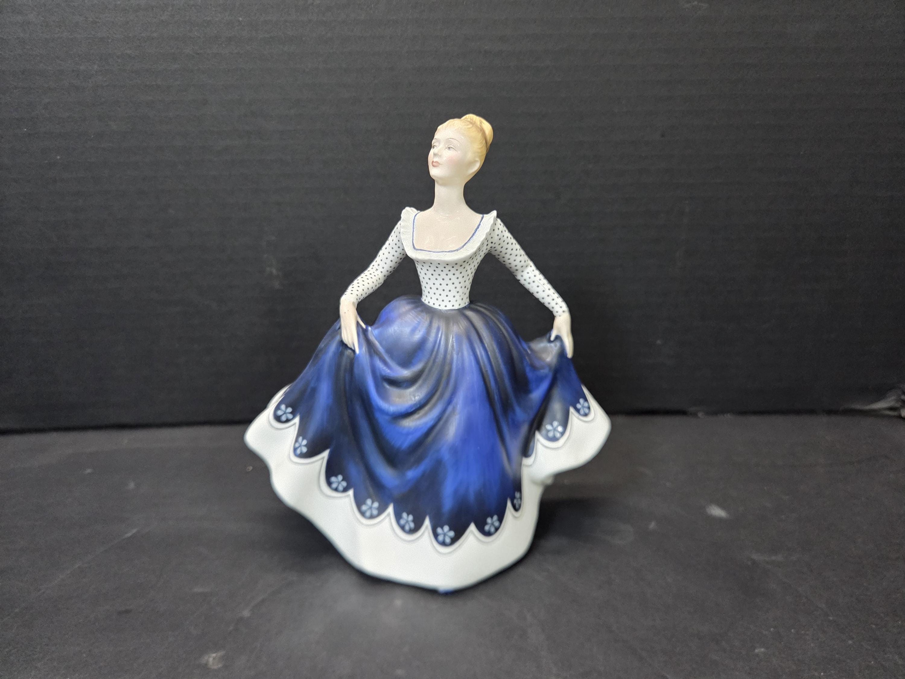 ロイヤルドルトン リサ 人形   LISA 1968 Royal Doulton China Lisa - Etsy
