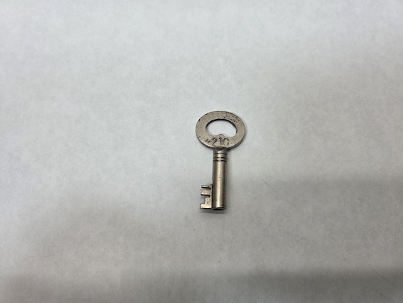 Taylor 21C Steamer/Trunk Antique luggage barrel Key