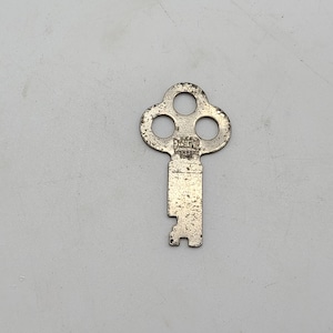 Antique original excelsior 5989 Trunk steamer or luggage suitecase Key