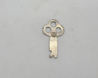 Antique original excelsior 5989 Trunk steamer or luggage suitecase Key