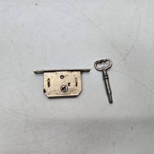 Antieke driehoekige schacht Naaimachine of insteekslot voor lades/kast met sleutel