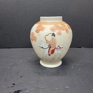 ヴィンテージの日本製陶器の花瓶またはジンジャージャー（蓋なし）。馬