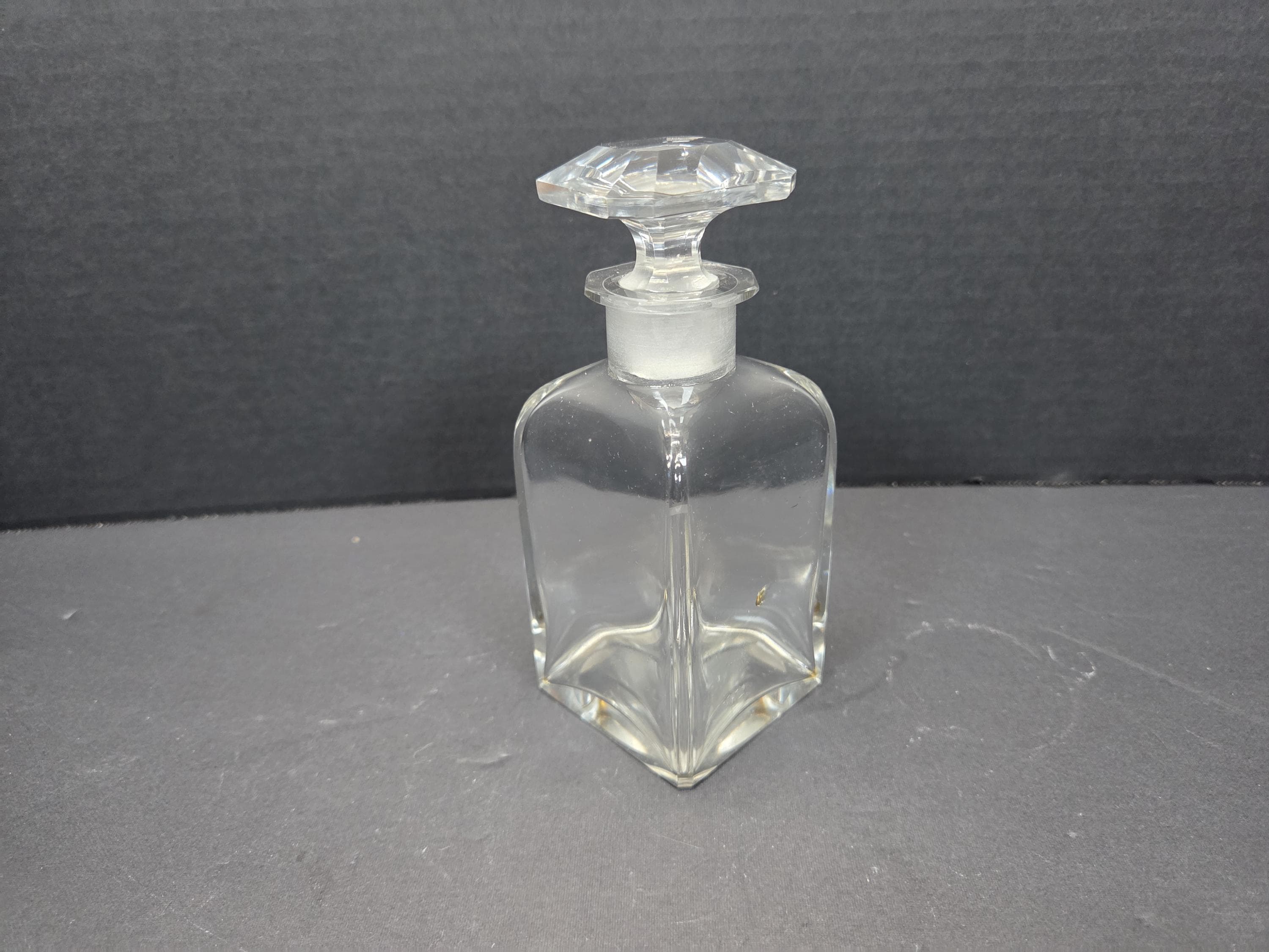 Seltene frühe geschliffene Glasflasche mit facettiertem geschliffenen Stopfen