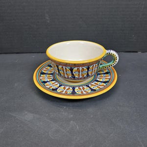Peut inclure: Ensemble de trois tasses en céramique avec une finition mate et mouchetée. Les tasses sont de couleur crème, gris clair et gris foncé. Chaque tasse a un design simple et minimaliste.