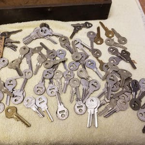Lot of over 80 United motors service 1930s automobile Keys and blanks in wood box
