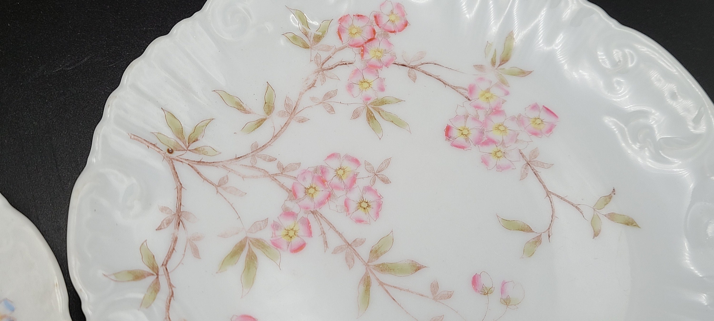 アンティーク初期陶器のピンクとブルーの花のプレート 7 1/2 インチ