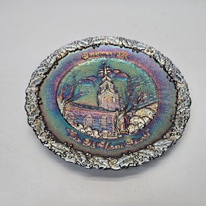 Plato de vidrio de carnaval de Navidad en Estados Unidos de Fenton n.º 7 de 1976 La antigua iglesia del norte