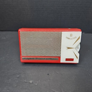 RZADKIE radio tranzystorowe Metro 8 w kolorze czerwonym, retro, ze stojakiem, odtwarza słabe zakłócenia