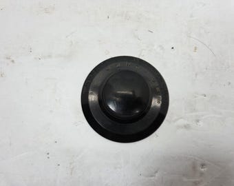 Könnte beinhalten: Ein schwarzes, kreisförmiges Zifferblatt mit einem zentralen Knopf und einer nummerierten Skala von 0 bis 100. Das Zifferblatt besteht aus mattem Material und liegt auf einer weißen Oberfläche.