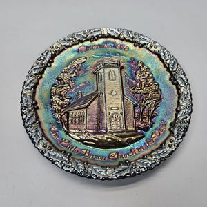 Plato de vidrio de carnaval de Navidad en Estados Unidos de Fenton N.º 1 1970 La pequeña iglesia marrón en el valle