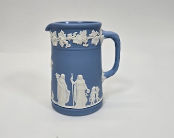 Antike Wedgwood Jasperware weiß auf blau kleiner Krug/Milchkännchen griechische Szene 11 cm