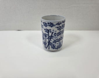 Taza japonesa Kotobuki sin asa para sake o té, con estampado de bambú azul cobalto de 10 cm (4 pulgadas).