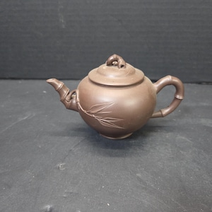 以下が含まれることがあります： 白い文字で「Welcome to our home」と書かれた素朴な木製サイン。 荒れた仕上がりとシンプルで魅力的なデザインで、玄関の装飾に最適です。