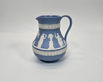 Antike Wedgwood Jasperware weiß auf blau Krug Putten griechische Szene 13 cm