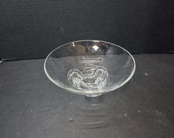 希少なスチューベン製3フィート脚付きボウル、高さ7 3/4インチ、サイン入り