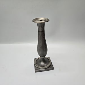 Base cuadrada de candelabro de peltre antiguo de 8 1/2 pulgadas de alto