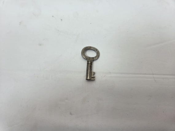 Taylor 658  Steamer/Trunk Antique luggage barrel Key