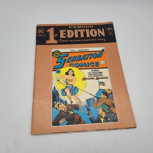 Puede incluir: Una portada de cómic vintage con una mujer con un traje rojo, blanco y azul, sosteniendo un lazo. La portada se titula "Sensation Comics" y presenta el texto "DC Famous 1st Edition Limited Collector's Bronze Mint Series No. 1 January".
