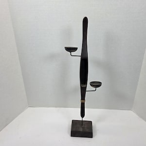 Antik ovanlig skulpturliknande ljusstake i trä och metall 20"