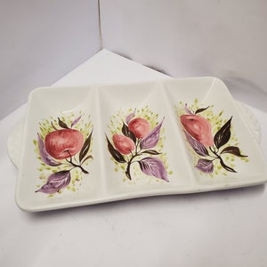Puede incluir: Plato de servir de cerámica blanca con tres secciones divididas. Cada sección presenta un diseño pintado a mano de manzanas rosas con hojas verdes y acentos morados.