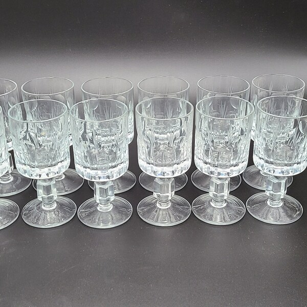 Ensemble de 12 gobelets antiques de verres en cristal de liqueur de coupe de main cristal