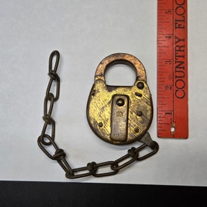 Antiek Corbin spoorwegstijl hangslot messing met ketting zonder sleutel