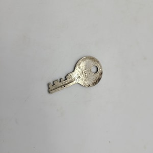 Antique Original Excelsior luggage suitecase trunk/chest Key #442