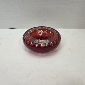Cendrier bohème vintage en cristal rouge rubis transparent, motif floral épais 5 po.