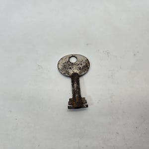 Antiek dubbelbaard hangslot sleutel slotsleutel Corbin P58