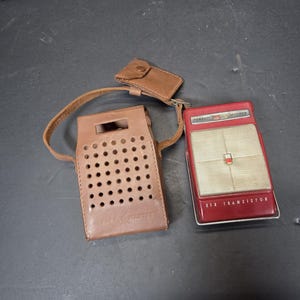 Zabytkowe radio tranzystorowe RED Channel Master 6509 w skórzanym etui