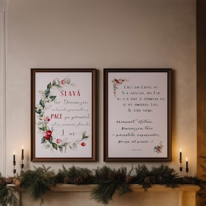 Könnte beinhalten: Zwei gerahmte Drucke mit weihnachtlichen Motiven und Text in einer Fremdsprache. Die Drucke hängen über einem Kamin mit einem Weihnachtsbaum im Hintergrund.