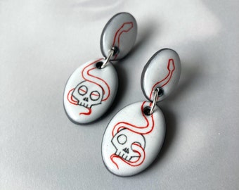 Serpent Intertwining skull earring: Gothic hand painted ceramic snake jewelry. goblincore, Witchcore, whimsygoth, dark cottagecore ear bobs