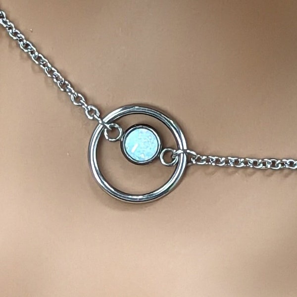 Diskret dagkrage * O-ring med opal * Låsningsalternativ * Kan användas dygnet runt