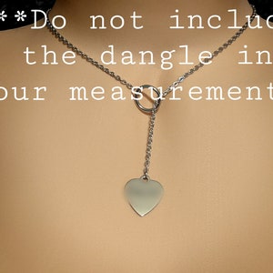 Może przedstawiać: Srebrny naszyjnik z łańcuszkiem, serduszkowym zawieszką i okrągłym pierścieniem na g&oacute;rze. Tekst "**Do not include the dangle in your measurement." jest napisany nad naszyjnikiem.