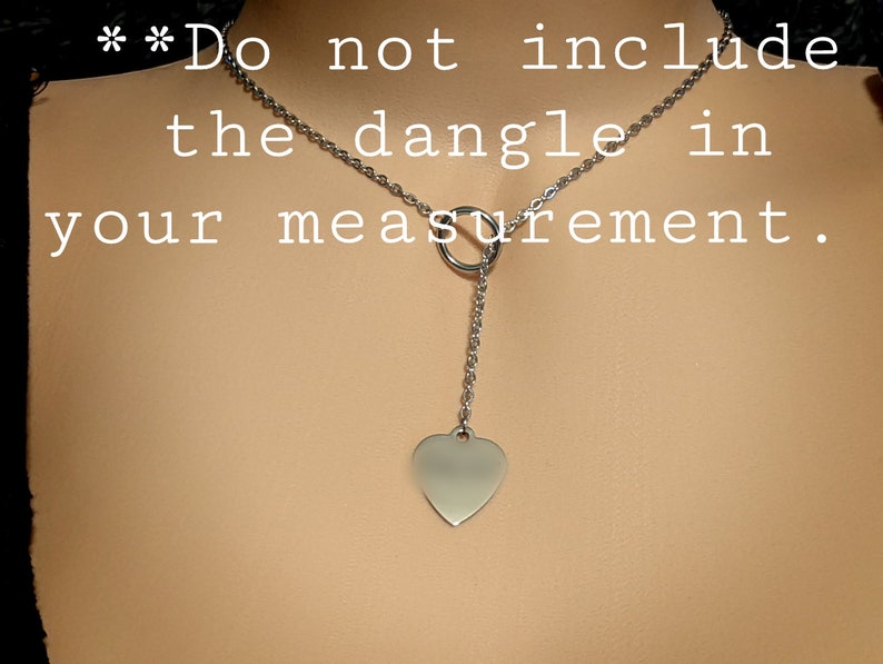 Może przedstawiać: Srebrny naszyjnik z łańcuszkiem, serduszkowym zawieszką i okrągłym pierścieniem na g&oacute;rze. Tekst "**Do not include the dangle in your measurement." jest napisany nad naszyjnikiem.