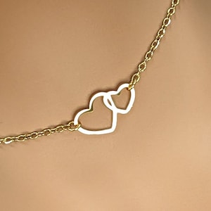 Collar discreto para el día a día * Charm de doble corazón dorado * Opciones de cierre * Uso 24 horas al día, 7 días a la semana