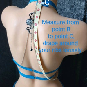 Puede incluir: Una cinta azul est&aacute; drapeada alrededor del torso de un maniqu&iacute;, con una cinta m&eacute;trica fijada a la cinta. La cinta lee "29" y "C". El texto "Medir desde el punto B hasta el punto C, drapear alrededor de las costillas holgadamente" est&aacute; escrito en la imagen.