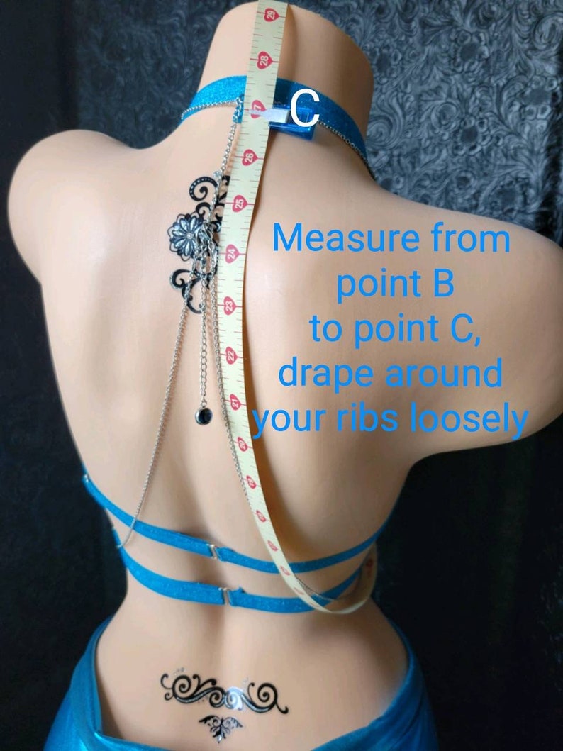 Puede incluir: Una cinta azul est&aacute; drapeada alrededor del torso de un maniqu&iacute;, con una cinta m&eacute;trica fijada a la cinta. La cinta lee "29" y "C". El texto "Medir desde el punto B hasta el punto C, drapear alrededor de las costillas holgadamente" est&aacute; escrito en la imagen.
