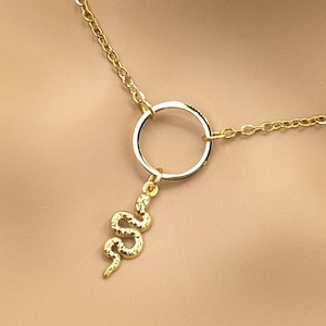 Collar de día * Anillo de oro con dije de serpiente * Opciones de cierre * Uso 24 horas al día, 7 días a la semana