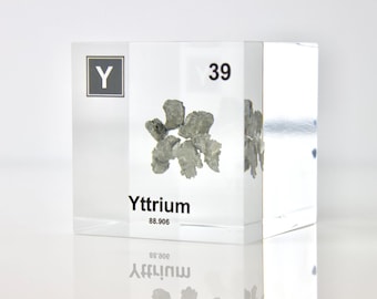 Op de afbeelding: Een heldere acrylblokje met een monster van yttriummetaal erin. De blokje heeft het symbool van het element "Y", het atoomnummer "39" en de naam "Yttrium" erop gedrukt. Het atoomgewicht is vermeld als "88,906".
