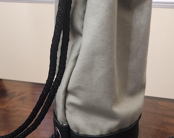 Bolso pequeño de cuero negro grueso y mezclilla gris claro