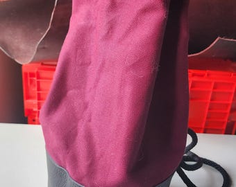 Bolso pequeño de cuero negro grueso y mezclilla color vino