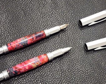 Juego de bolígrafos de níquel cepillado con nudo de arce rosa y azul