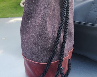 Bolso pequeño de piel roja gruesa y tela vaquera color burdeos